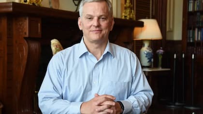 El gobernador de Carolina del Norte, Josh Stein, asumió un papel de liderazgo en la coordinación de acciones legales contra los fabricantes de opioides