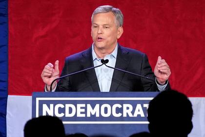 El gobernador de Carolina del Norte, Josh Stein, acompañó la legislación con su firma