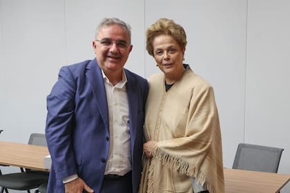 El gobernador de Catamarca, Raúl Jalil, junto a la ex presidenta de Brasil, Dilma Rousseff.