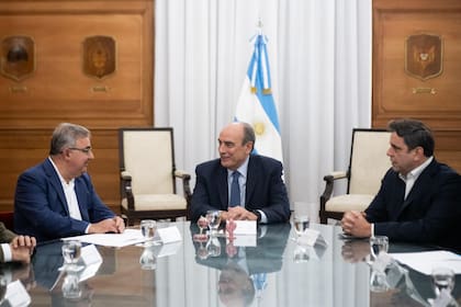 El gobernador de Catamarca, Raúl Jalil, junto al jefe de Gabinete, Guillermo Francos y el secretario de Interior, Lisandro Catalán