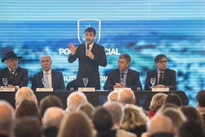 El gobernador de Chubut, Ignacio Torres, acompañado por el juez de la Corte Ricardo Lorenzetti y otros funcionarios