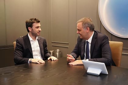 El gobernador de Chubut, Ignacio Torres, con el jefe de Gabinete, Manuel Adorni