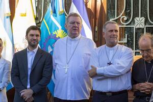 El gobernador de Chubut, Ignacio Torres; el nuncio apostólico, monseñor Miroslaw Adamczyk, y el obispo de Rawson, monseñor Roberto Álvarez
