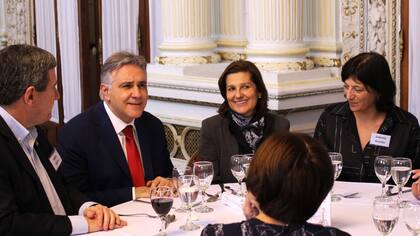 El gobernador de Córdoba, en la mesa central del evento