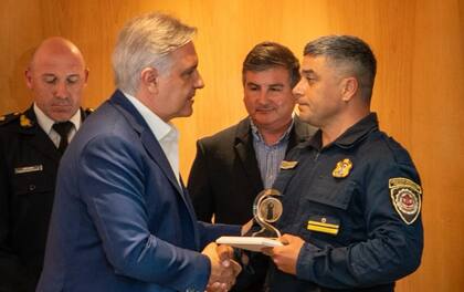El gobernador de Córdoba, Martín Llaryora, con uno de los policías atropellados por automovilistas