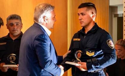 El gobernador de Córdoba, Martín Llaryora, con uno de los policías atropellados por automovilistas