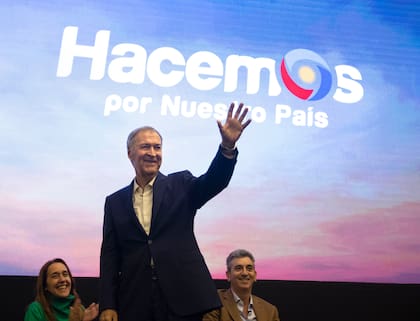El gobernador de Córdoba saluda a los presentes en su cierre de campaña porteño