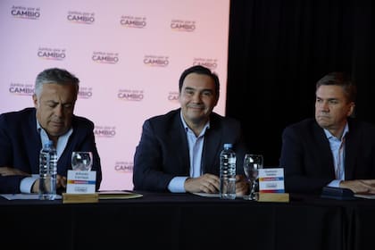 El gobernador de Corrientes, Gustavo Valdés, entre sus pares de Mendoza, Alfredo Cornejo, y de Chaco, Leandro Zdero