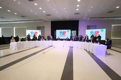 El gobernador de Corrientes oficializó su candidatura en un acto en un salón, con dirigentes conectados de modo virtual y algunos, presentes en el lugar