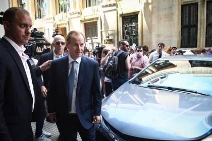 El gobernador de Entre Ríos, Gustavo Bordet habla con los medios a su llegada a la reunión de los gobernadores del peronismo y espacios aliados en lo que será el primer encuentro de los jefes provinciales del PJ desde la derrota electoral de Unión por la Patria (UxP) en el balotaje.