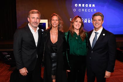 El gobernador de Entre Ríos, Rogelio Frigerio, y su esposa, Victoria Costoya, junto al director ejecutivo de CIPPEC, Luciano Laspina, y su mujer, Cintia Luque