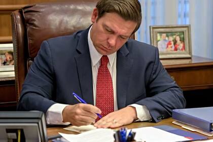 El gobernador de Florida firmó el proyecto que todavía espera aprobación de los votantes