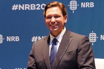 El gobernador de Florida, Ron DeSantis, adjudicó a su administración traslado de migrantes del año pasado