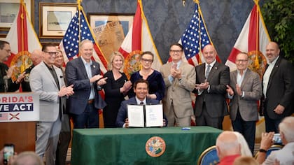 El gobernador de Florida, Ron DeSantis, al presentar su proyecto de ley "Save Act"