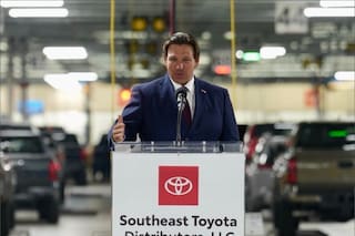 DeSantis celebra los 400 empleos que llegan con una importante empresa de autos