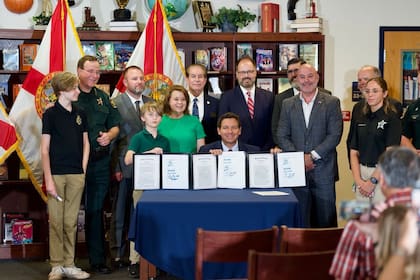 El gobernador de Florida, Ron DeSantis, dio luz verde a una norma que modifica el horario de inicio en los colegios
