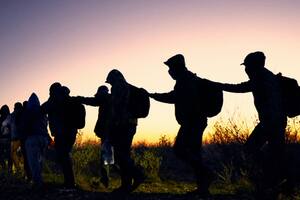 El gobernador de Florida, Ron DeSantis, envió fuerzas policiales de su estado a la frontera de Texas para evitar cruces ilegales