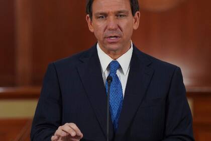 El gobernador de Florida, Ron DeSantis, firmó el diez de mayo su nueva política migratoria