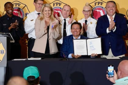 El gobernador de Florida, Ron DeSantis, firmó una ley que protege a los bomberos del estado