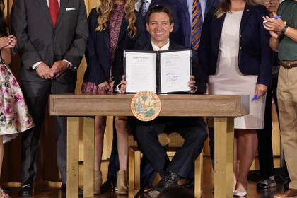 El gobernador de Florida, Ron DeSantis, firmó una batería de leyes que entrarán en vigencia el 1° de julio de 2023