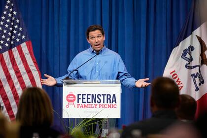 El gobernador de Florida, Ron DeSantis, habla durante un evento de recaudación de fondos en Sioux Center, Iowa, el sábado 13 de mayo de 2023 (AP Foto/Charlie Neibergall)