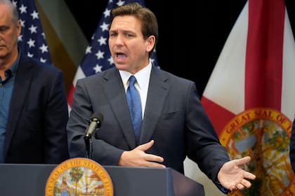 El gobernador de Florida, Ron DeSantis, habla en conferencia de prensa en Lake Buena Vista, Florida, 17 de abril de 2023. (AP Foto/John Raoux)