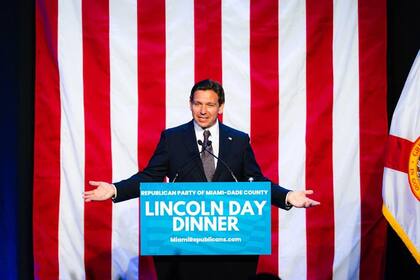 El gobernador de Florida, Ron DeSantis, impulsó la ley SB1718