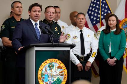 El gobernador de Florida, Ron DeSantis, informó que suspendió al fiscal Warren (AP Foto/Chris O'Meara)