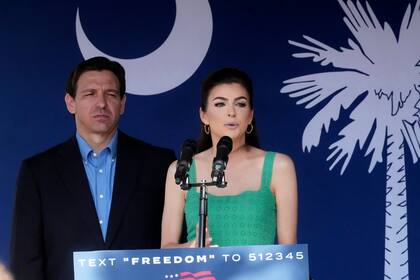 El gobernador de Florida, Ron DeSantis, observa a su esposa Casey DeSantis durante un evento de campaña, el 2 de junio de 2023, en Bluffton, Carolina del Sur. (AP Foto/Meg Kinnard, Archivo)