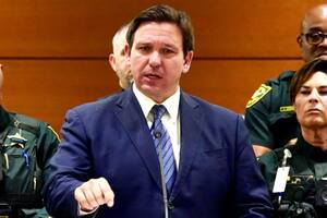 El gobernador de Florida, Ron DeSantis, sostiene que tuvo que abocarse por completo a la gestión del huracán Ian en septiembre de 2022