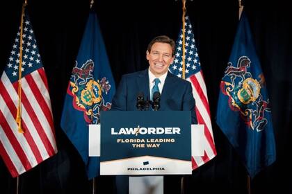 El gobernador de Florida, Ron DeSantis, y Disney libran una batalla desde 2022