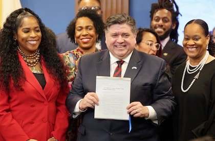 El gobernador de Illinois firmó en marzo de 2023 la ley que beneficiará a los trabajadores del estado