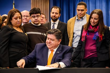 El gobernador de Illinois firmó la ley Karina para prevenir la violencia doméstica