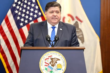 El gobernador de Illinois, J. B. Pritzker, es un duro crítico de las políticas de Donald Trump