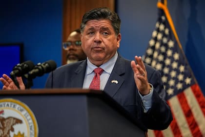 El gobernador de Illinois, JB Pritzker, autorizó la eliminación del impuesto del 1% a la compra de alimentos