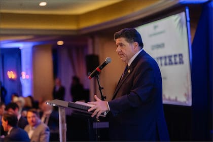 El gobernador de Illinois, JB Pritzker, celebró el fallo judicial que desestimó la demanda al indicar que las órdenes de la administración Trump ya no estaban vigentes