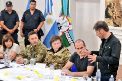 El gobernador de la provincia de Buenos Aires, Axel Kicillof, habla en la mesa de trabajo luego del temporal de Bahía Blanca ante la mirada del presidente, Javier Milei