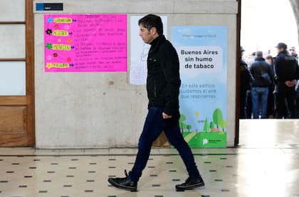 El gobernador de la provincia de Buenos Aires, Axel Kicillof, camina por el centro de votación antes de emitir su voto