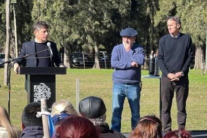 El gobernador de la provincia de Buenos Aires, Axel Kicillof, junto a Gabriel Katopodis y Ricardo Curutchet en Marcos Paz
