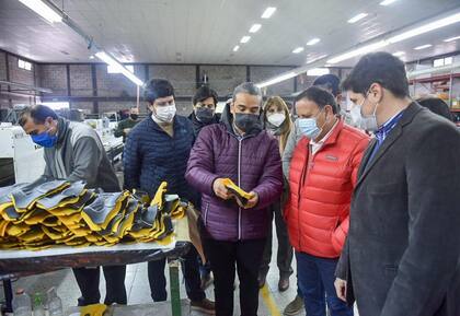 El gobernador de la Rioja, Ricardo Quintela, junto a perarios de la planta de Teknor, en Sanagasta, donde se fabricaba calzado de la marca Pampero. Fuente: Twitter - @quintelaricardo