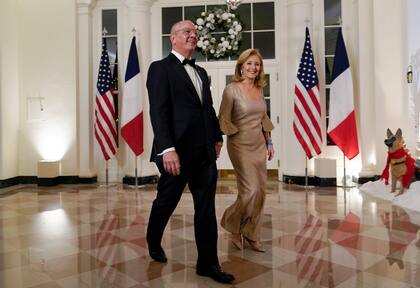 El gobernador de Luisiana, John Bel Edwards, y su esposa, Donna Edwards, llegan a la Cena de Estado con el presidente Joe Biden y el presidente francés Emmanuel Macron 