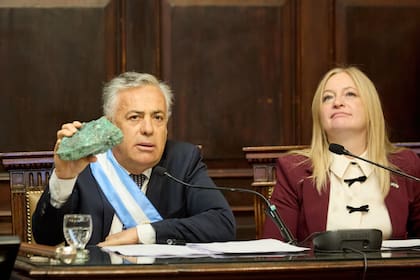 El gobernador de Mendoza, Alfredo Cornejo, sorprende a los presentes con una roca con cobre, en una nueva apuesta por el desarrollo de la minería en tierra cuyana