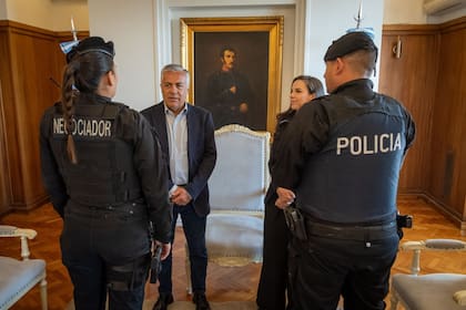 El gobernador de Mendoza, Alfredo Cornejo, recibió a los negociadores policiales