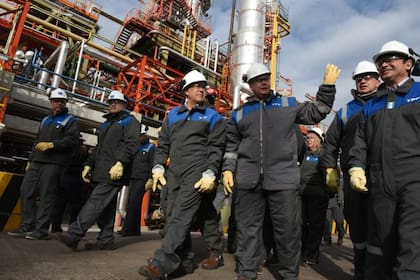 El gobernador de Mendoza, Alfredo Cornejo, y el CEO de YPF, Miguel Gutiérrez, recorrieron esta semana la refinería de Luján de Cuyo, donde la petrolera invertirá más de 1.000 millones de dólares.