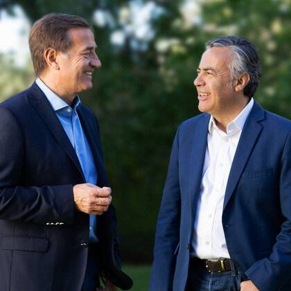 El gobernador de Mendoza, Rodolfo Suarez, y el exmandatario Alfredo Cornejo, en una foto que eligió el actual jefe del Ejecutivo local para pedir por su antecesor.