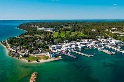 El gobernador de Michigan recientemente presentó la Isla Mackinac como la ubicación para la próxima temporada de The White Lotus