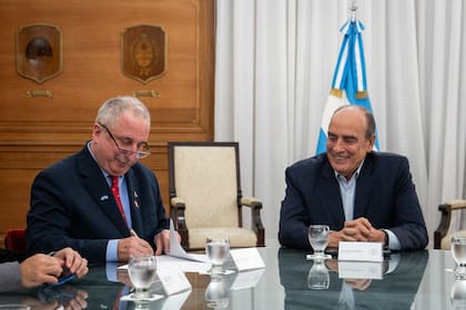 El gobernador de Misiones, Hugo Passalaqua, junto a Guillermo Francos