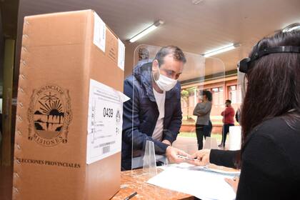 El gobernador de Misiones, Oscar Herrera Ahuad, al votar en las elecciones provinciales