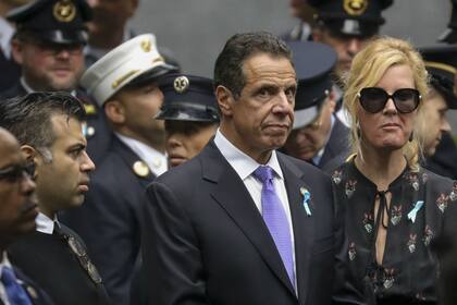 El gobernador de Nueva York, Andrew Cuomo, y su novia Sandra Lee, durante un homenaje a las víctimas del ataque de 11 de septiembre