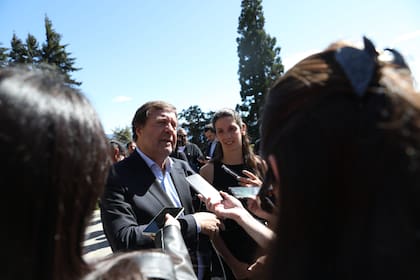 El gobernador de Río Negro, Alberto Weretilneck, durante el lanzamiento de Uber Boat.